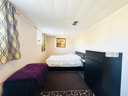 15 Pinecliff Close Ne, Calgary, AB - Indoor Photo Showing Bedroom