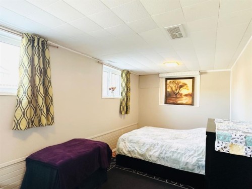 15 Pinecliff Close Ne, Calgary, AB - Indoor Photo Showing Bedroom