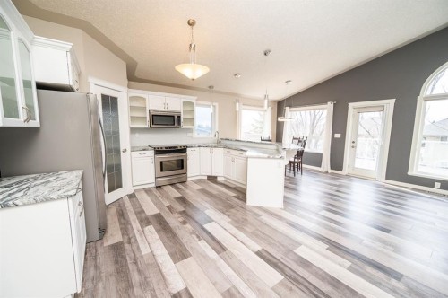 60 Daniel Close, Red Deer, AB - Indoor Photo Showing Kitchen