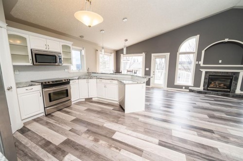 60 Daniel Close, Red Deer, AB - Indoor Photo Showing Kitchen With Upgraded Kitchen