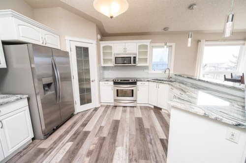 60 Daniel Close, Red Deer, AB - Indoor Photo Showing Kitchen