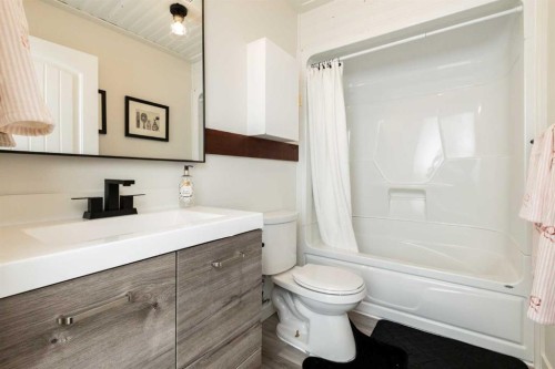 67 Bowman Circle, Sylvan Lake, AB - Indoor Photo Showing Bathroom