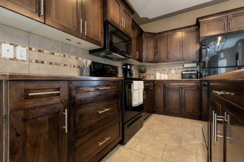 67 Bowman Circle, Sylvan Lake, AB - Indoor Photo Showing Kitchen
