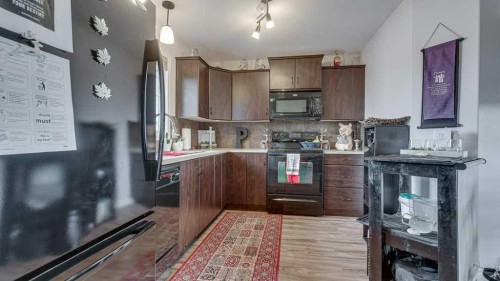 115 Redwood Boulevard, Springbrook, AB - Indoor Photo Showing Kitchen