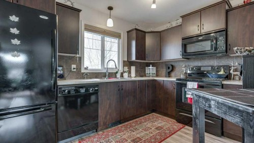 115 Redwood Boulevard, Springbrook, AB - Indoor Photo Showing Kitchen