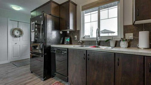 115 Redwood Boulevard, Springbrook, AB - Indoor Photo Showing Kitchen With Double Sink
