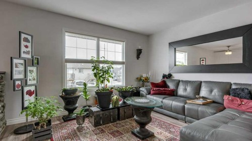 115 Redwood Boulevard, Springbrook, AB - Indoor Photo Showing Living Room