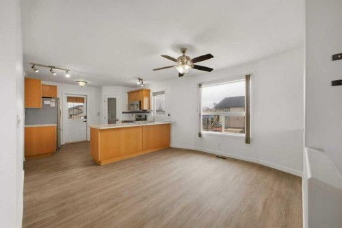 32 Hunter Road, Sylvan Lake, AB - Indoor Photo Showing Kitchen