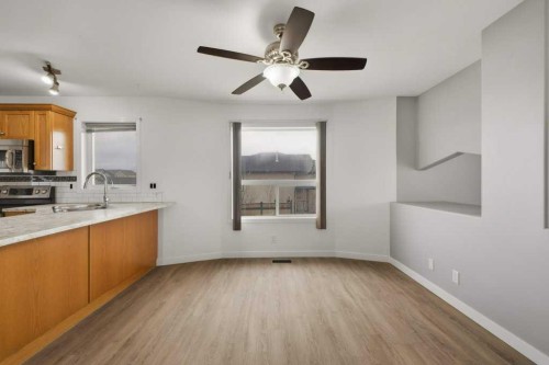 32 Hunter Road, Sylvan Lake, AB - Indoor Photo Showing Kitchen