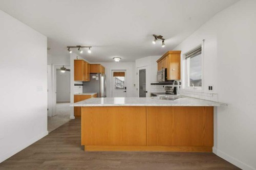 32 Hunter Road, Sylvan Lake, AB - Indoor Photo Showing Kitchen