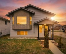 32 Hunter Road Sylvan Lake, AB T4S 2L6