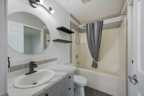 32 Hunter Road, Sylvan Lake, AB - Indoor Photo Showing Bathroom