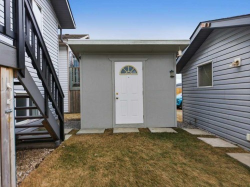 32 Hunter Road, Sylvan Lake, AB - Outdoor With Exterior