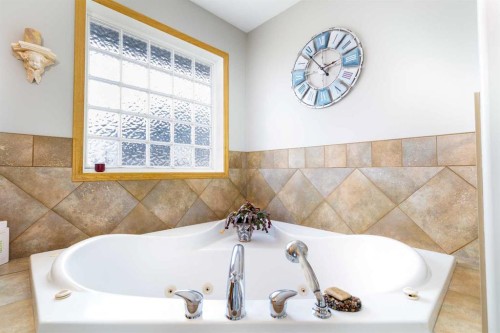 64 Lacey Close, Red Deer, AB - Indoor Photo Showing Bathroom
