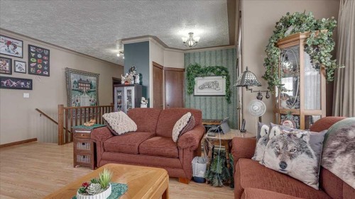 3 Ion Close, Red Deer, AB - Indoor Photo Showing Living Room