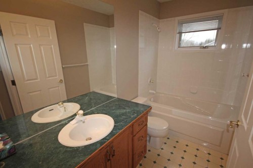 25 Willow Springs Crescent, Sylvan Lake, AB - Indoor Photo Showing Bathroom