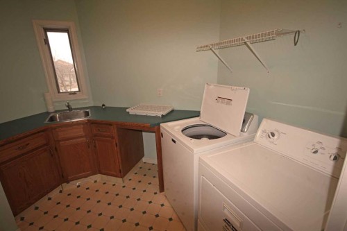 25 Willow Springs Crescent, Sylvan Lake, AB - Indoor Photo Showing Laundry Room