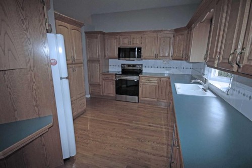 25 Willow Springs Crescent, Sylvan Lake, AB - Indoor Photo Showing Kitchen