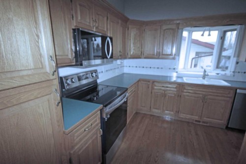 25 Willow Springs Crescent, Sylvan Lake, AB - Indoor Photo Showing Kitchen