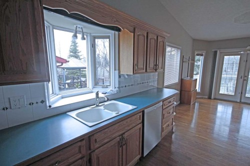 25 Willow Springs Crescent, Sylvan Lake, AB - Indoor Photo Showing Kitchen With Double Sink