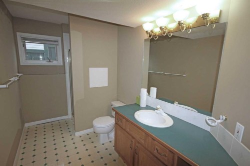 25 Willow Springs Crescent, Sylvan Lake, AB - Indoor Photo Showing Bathroom