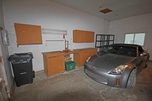25 Willow Springs Crescent, Sylvan Lake, AB - Indoor Photo Showing Garage
