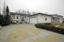25 Willow Springs Crescent, Sylvan Lake, AB  - Indoor Photo Showing Garage 