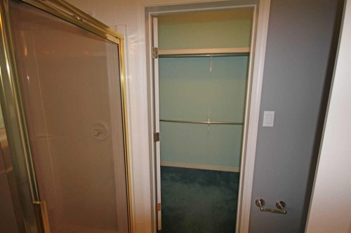 25 Willow Springs Crescent, Sylvan Lake, AB - Indoor Photo Showing Bathroom