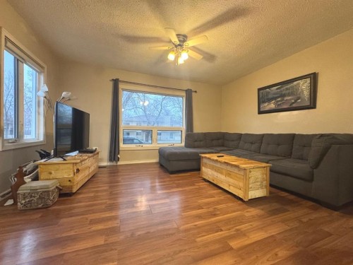 5319 47 Avenue, Wetaskiwin, AB - Indoor Photo Showing Living Room