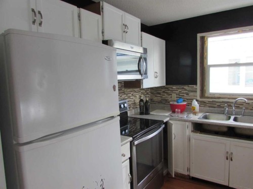 65 Roberts Crescent, Red Deer, AB - Indoor Photo Showing Kitchen With Double Sink