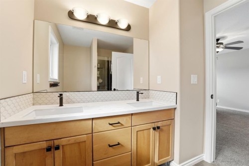 152 Vincent Close, Red Deer, AB - Indoor Photo Showing Bathroom