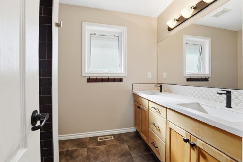 152 Vincent Close, Red Deer, AB - Indoor Photo Showing Bathroom
