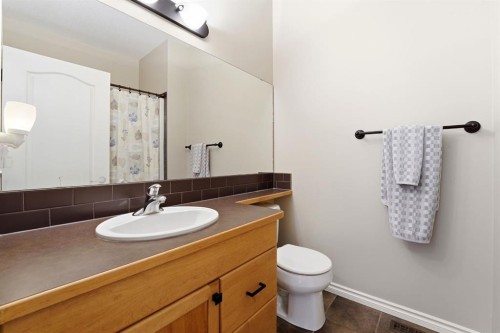 152 Vincent Close, Red Deer, AB - Indoor Photo Showing Bathroom