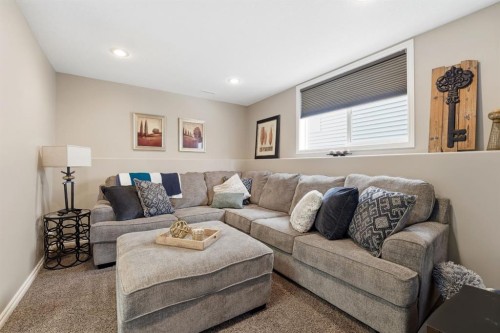 152 Vincent Close, Red Deer, AB - Indoor Photo Showing Living Room