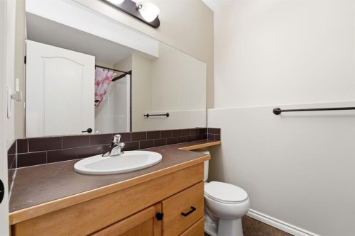152 Vincent Close, Red Deer, AB - Indoor Photo Showing Bathroom