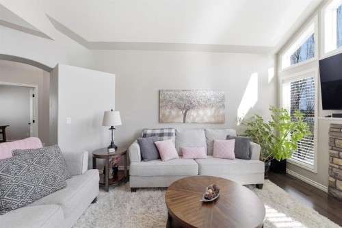 152 Vincent Close, Red Deer, AB - Indoor Photo Showing Living Room