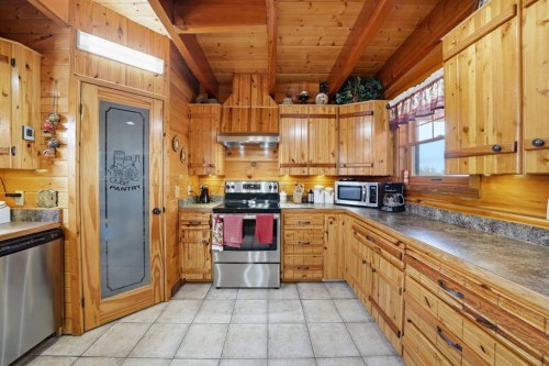 13 Destini Drive, White Sands, AB - Indoor Photo Showing Kitchen