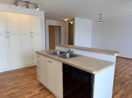 37-20 Jacobs Close, Red Deer, AB - Indoor Photo Showing Kitchen With Double Sink
