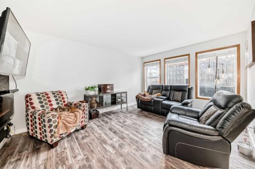 42 Jade Place, Red Deer, AB - Indoor Photo Showing Living Room