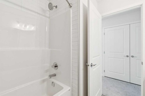 70 Lucas Heath Nw, Calgary, AB - Indoor Photo Showing Bathroom