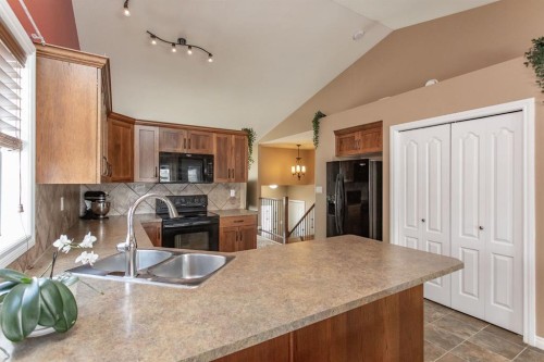 229 Jaspar Crescent, Red Deer, AB - Indoor Photo Showing Kitchen With Double Sink