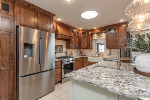 21 Dandell Close, Red Deer, AB - Indoor Photo Showing Kitchen With Stainless Steel Kitchen With Upgraded Kitchen