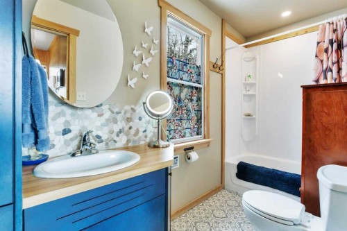 1225 Breakers Way, Sunbreaker Cove, AB - Indoor Photo Showing Bathroom