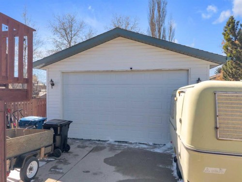 21 Silver Drive, Blackfalds, AB - Outdoor With Exterior