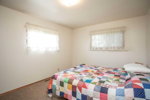 1 Sands Crescent, Rochon Sands, AB - Indoor Photo Showing Bedroom