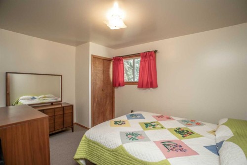 1 Sands Crescent, Rochon Sands, AB - Indoor Photo Showing Bedroom
