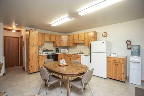 1 Sands Crescent, Rochon Sands, AB - Indoor Photo Showing Kitchen
