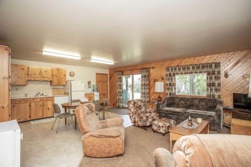 1 Sands Crescent, Rochon Sands, AB - Indoor Photo Showing Living Room