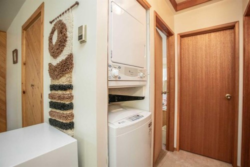 1 Sands Crescent, Rochon Sands, AB - Indoor Photo Showing Laundry Room