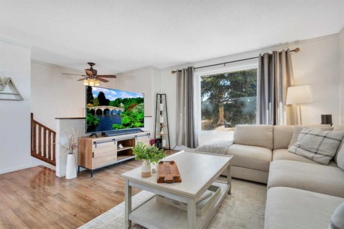 11 Pearson Crescent, Red Deer, AB - Indoor Photo Showing Living Room